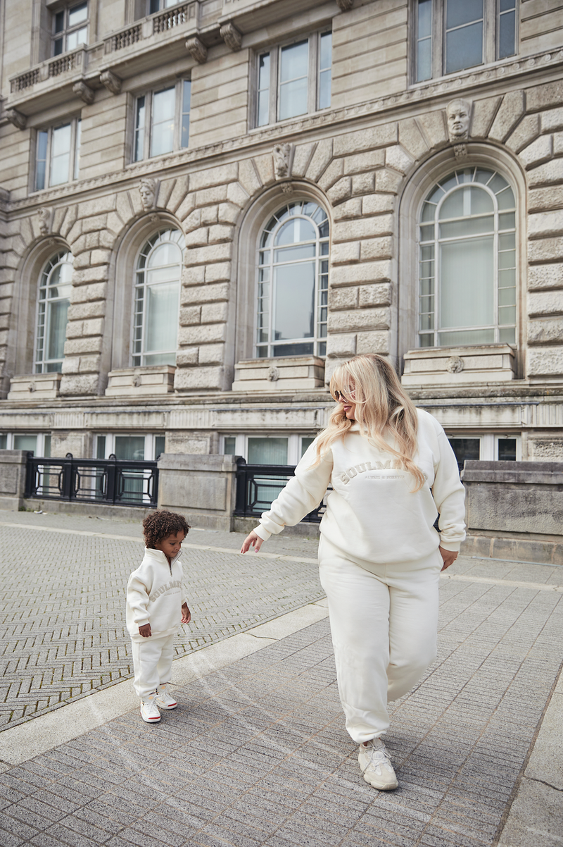 JOGGERS IN CREAM